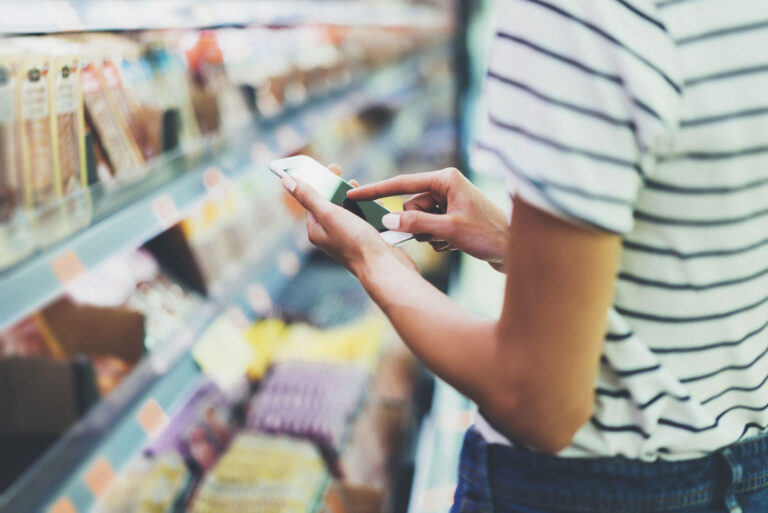 Ragazza che fa la spesa con lo app per clienti GDO.