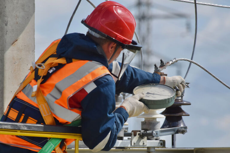Tecnico dell'assistenza mentre esegue un intervento sul campo.