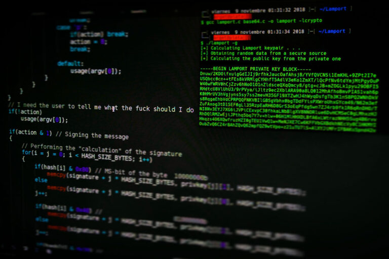 Schermo di un pc che simula un attacco hacker per eseguire un penetration test.