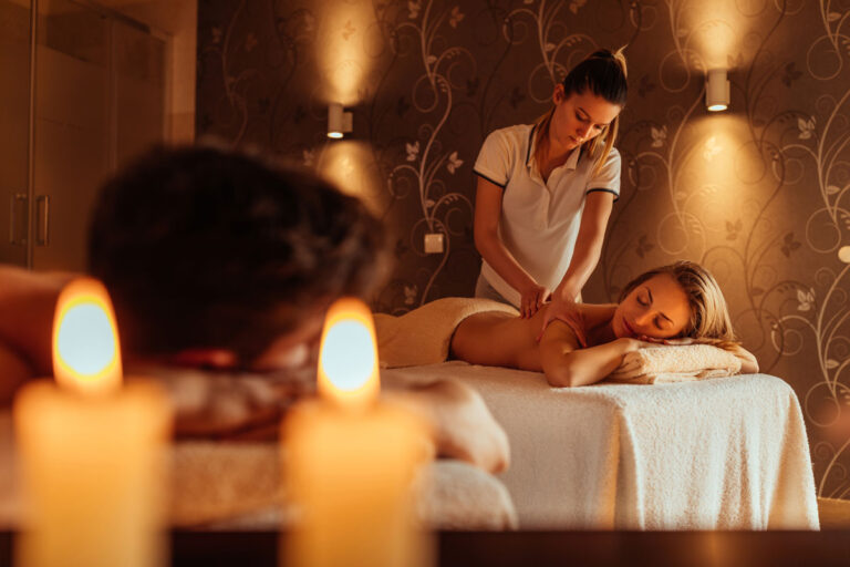 Donna si fa massaggiare nell'area wellness dell'hotel.