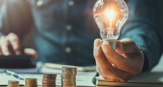 Uomo con lampadina e soldi