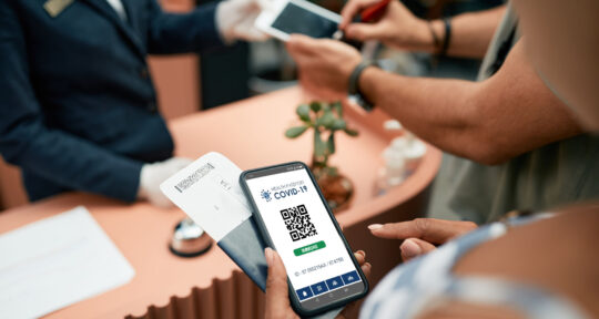 Ospite con Green Pass sullo smartphone