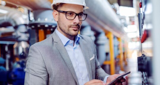 Manager di linea osserva la produzione