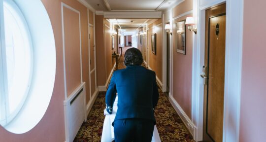 Concierge nel corridoio dell'hotel