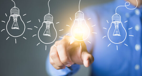 Manager che accende una lampadina