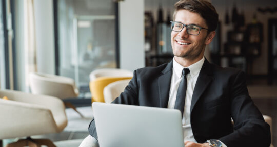 Uomo in hotel sorride