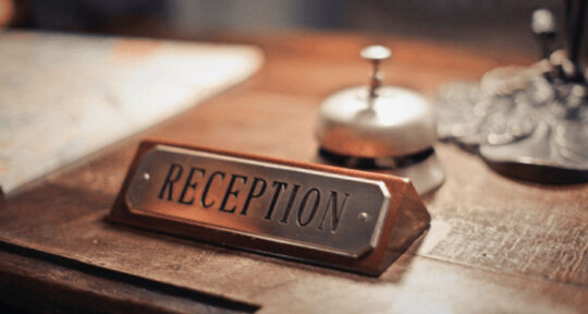 Reception di un hotel con cloche