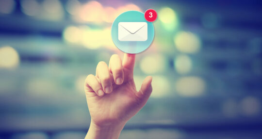 Mano che clicca una email