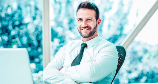 Impiegato del back office in hotel sorride