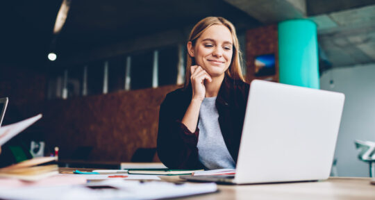 Ragazza che sorride davanti al pc