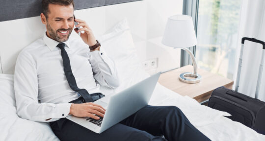 Manager che lavora da remoto in un hotel