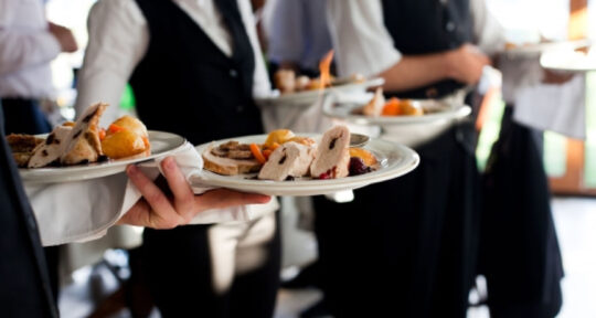 Camerieri con portate
