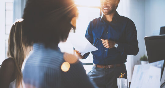 Manager felice che parla al team