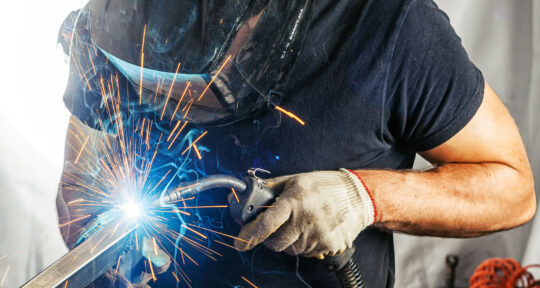 Operaio che lavora in produzione