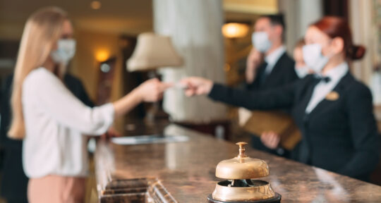 Ospite che effettua un check-in in hotel