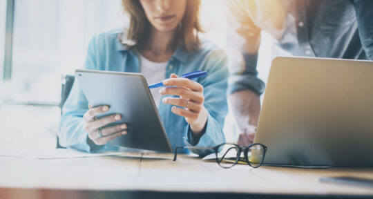 Team di vendita che guarda un tablet