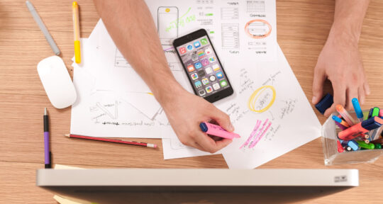 Addetto marketing prende appunti davanti ad un pc