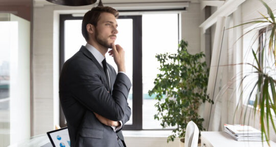 Manager riflette guardando fuori dalla finestra