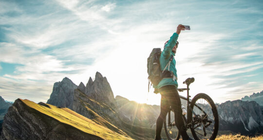 Ospite dell'hotel fa una escursione in bici in montagna