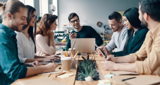 marketing team discute di contenuti