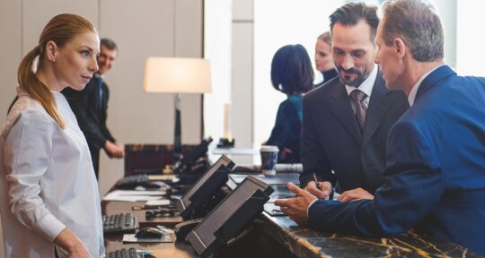 Receptionist utilizza pms alberghiero