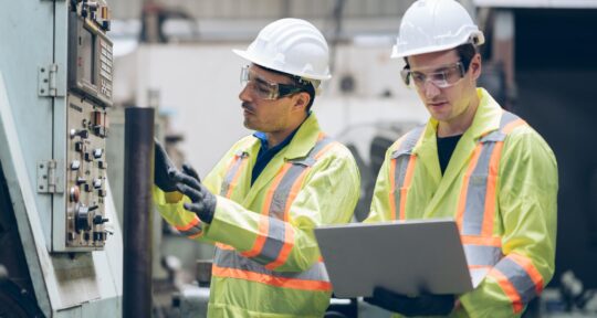 Operai controllano il risparmio energetico con il MES