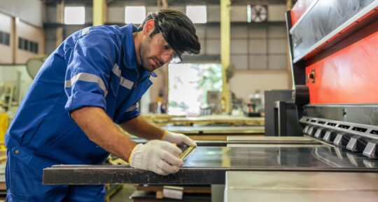 Operaio lavora in produzione su commessa