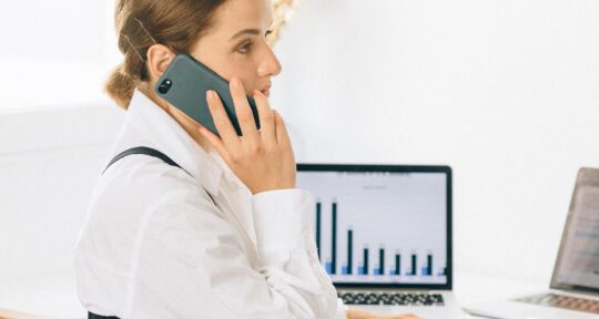 Donna analizza la Business Intelligence in hotel