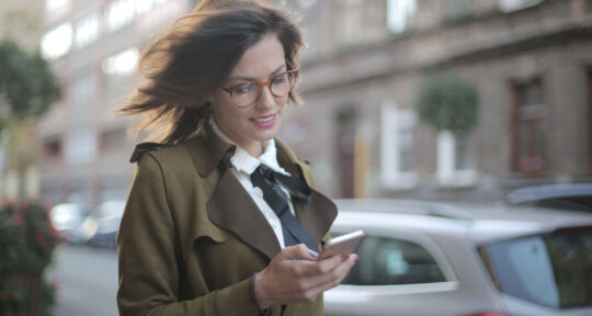 Donna fa il self check-in