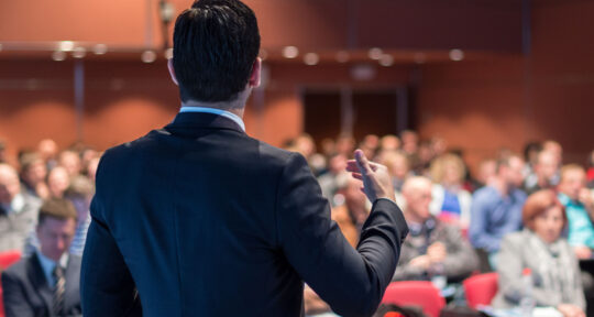 Manager in hotel presenzia a un evento MICE