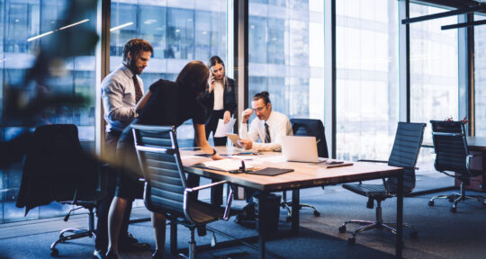 Riunione aziendale per l'analisi di rischio informatico