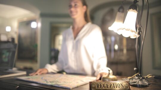 Receptionist fa accoglienza clienti in hotel