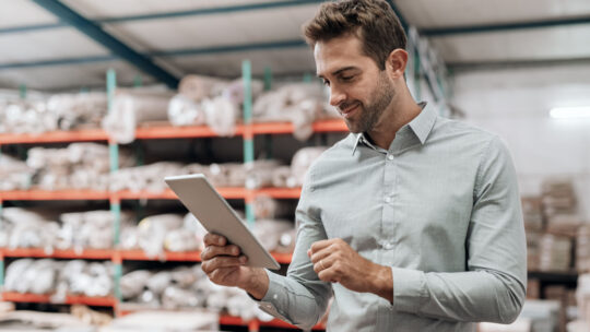 Manager controlla la lean production da un tablet