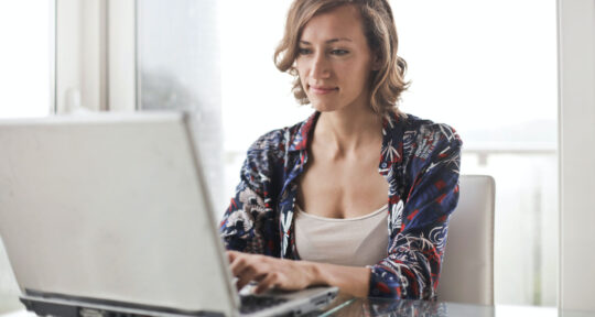 Donna qualifica i lead tramite il lead management in azienda