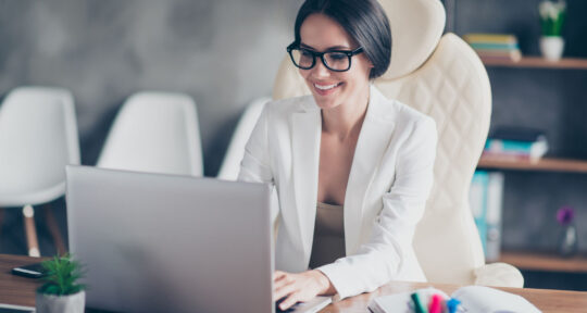 Donna utilizza la Business Intelligence e l'ERP