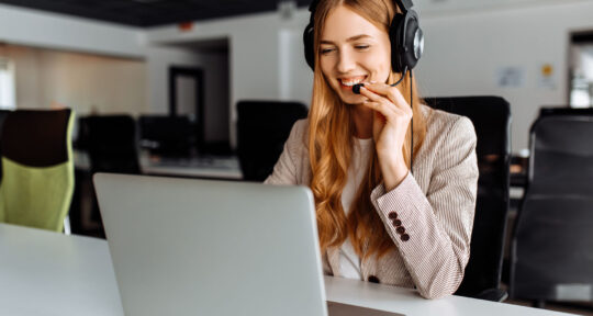 Ragazza utilizza Microsoft Teams per la gestione dei progetti