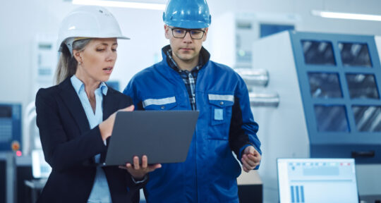 Manager e operatore controllano tracciabilità e rintracciabilità dei prodotti