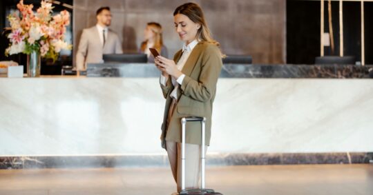 Cómo la tecnología móvil agiliza las operaciones de tu hotel