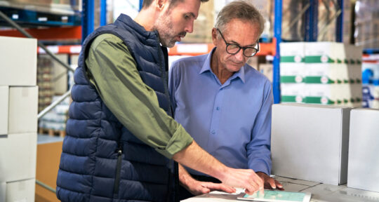 Dipendente parla con imprenditore per gestire i riordini con l'ERP