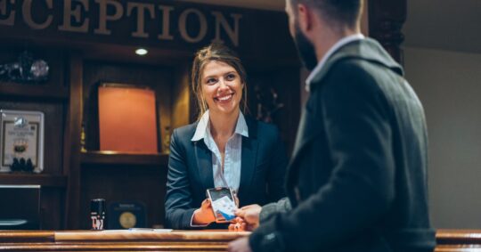 Cómo un PMS Hotelero puede ayudarte a atraer clientes