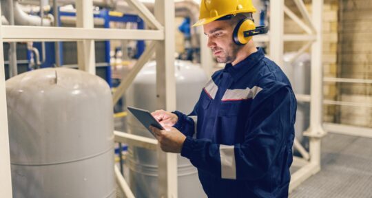 Dipendente utilizza approccio 8 Pilastri Total Productive Maintenance