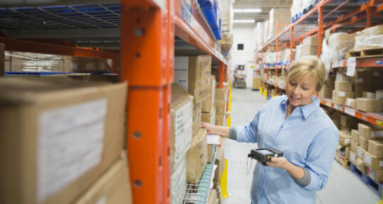 Dipendente utilizza i terminalini per la gestione del magazzino