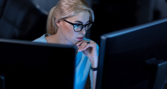 Donna subisce un attacco da parte di un hacke