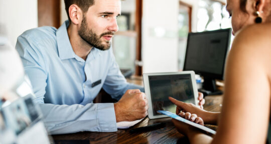 Cliente affronta una situazione di overbooking in hotel