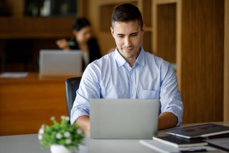 Impiegato amministrativo utilizza servizi Var Hub