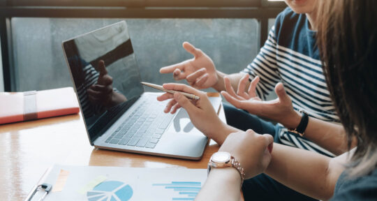 Impiegati utilizzano il controllo di gestione nella PMI