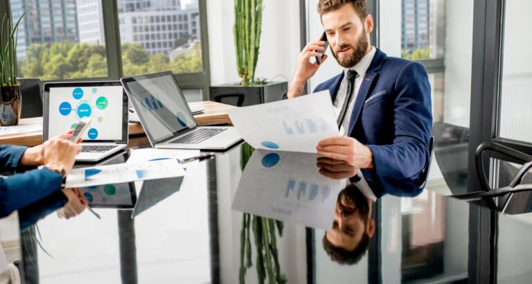 Store manager analizza dati con la business intelligence alla scrivania